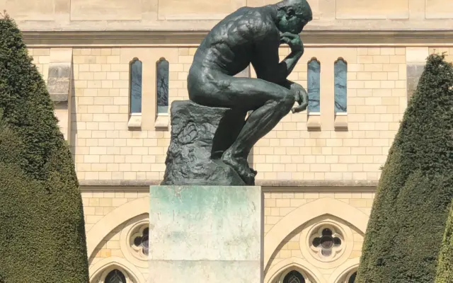 Escultura El Pensador de Rodin frente al edificio del Museo Rodin en París