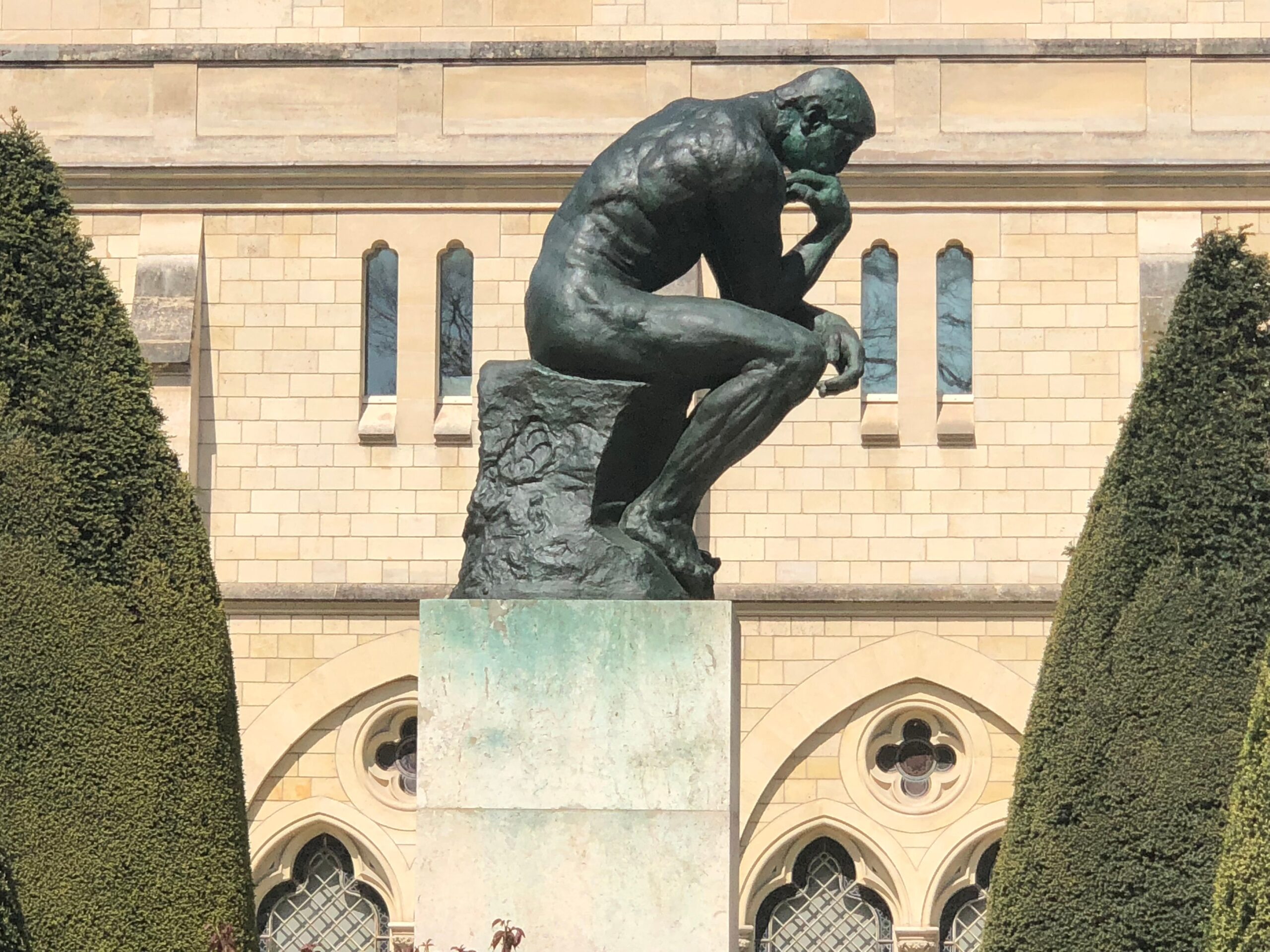 Escultura El Pensador de Rodin frente al edificio del Museo Rodin en París