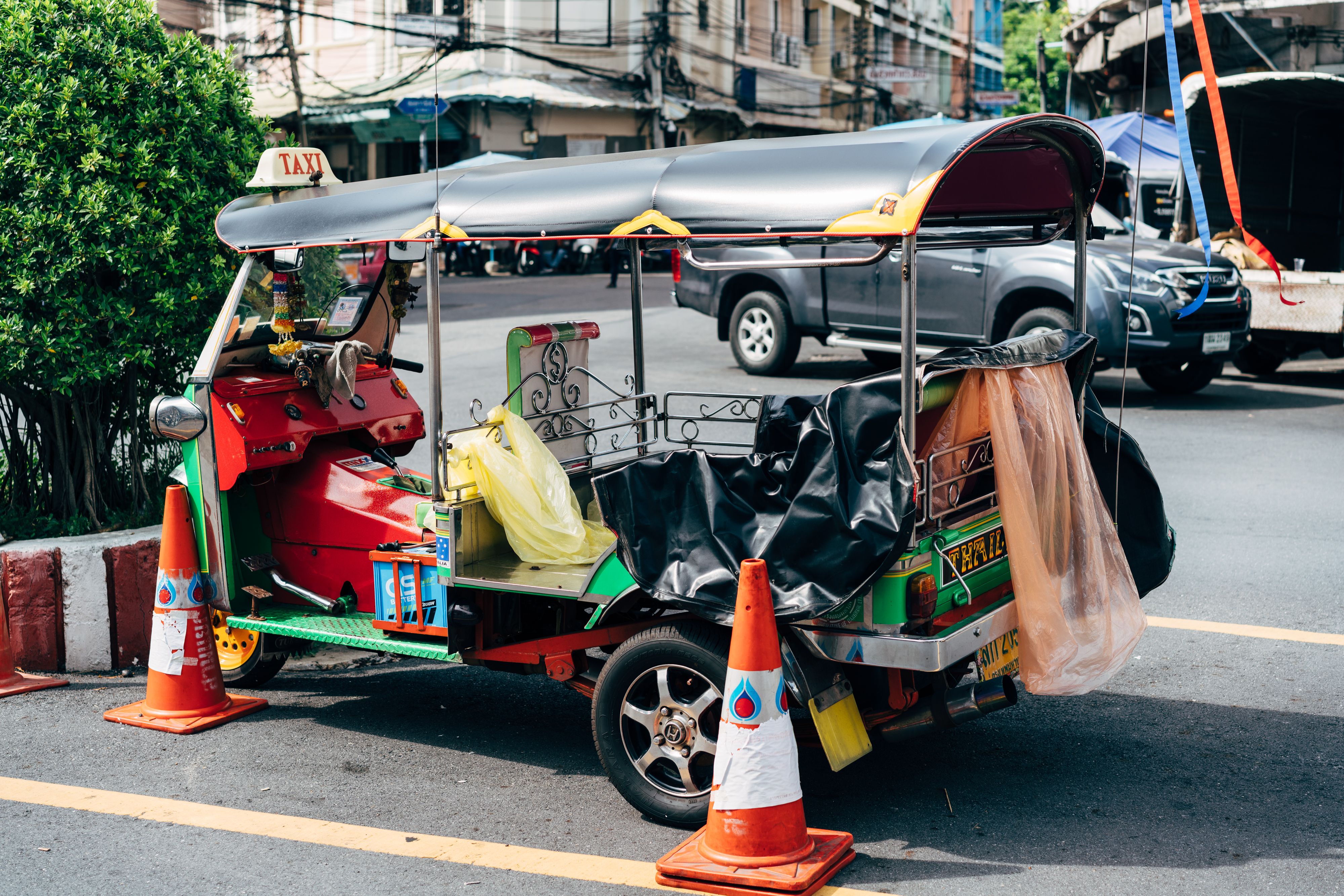 Tuk-tuk aparcado en una calle concurrida de Bangkok