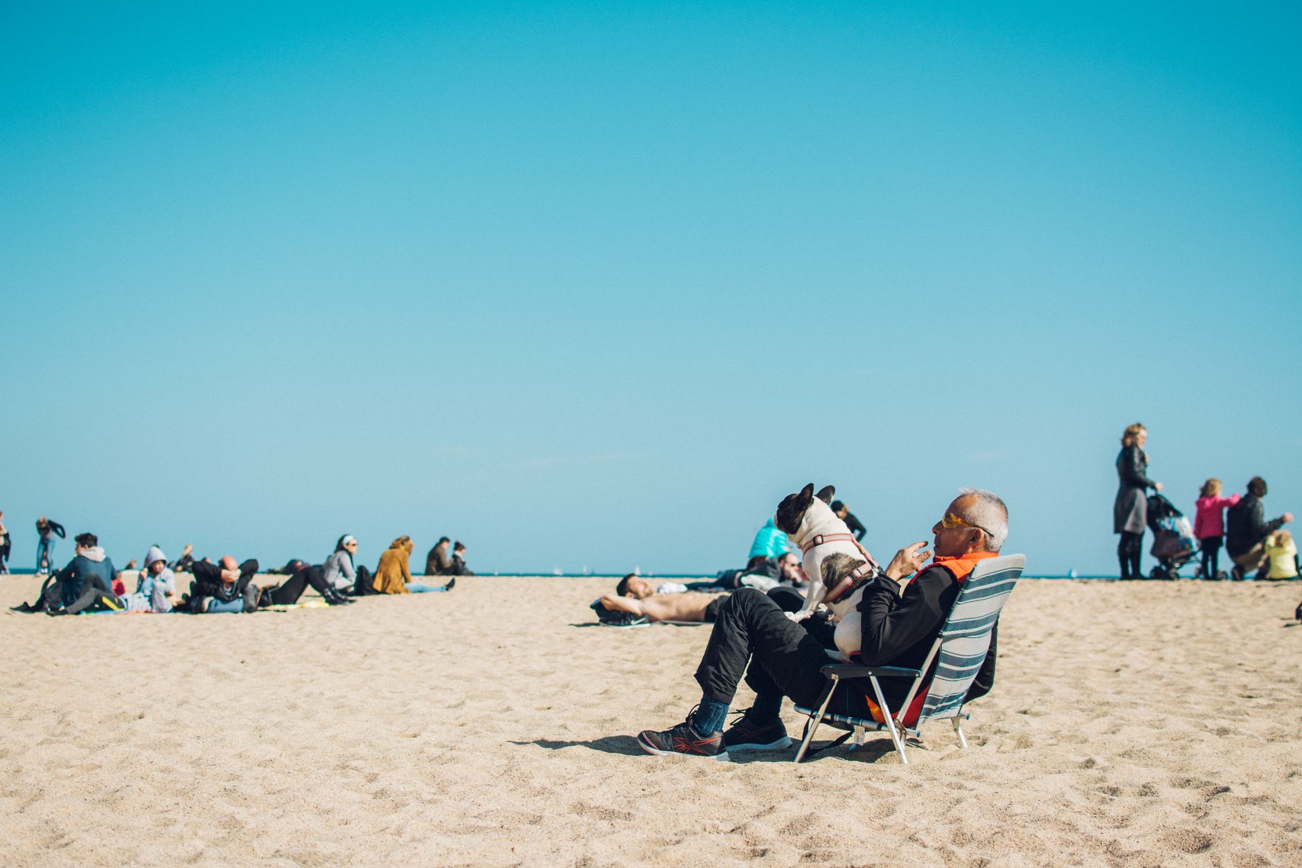 Playa urbana de Barcelona con gente tomando el sol