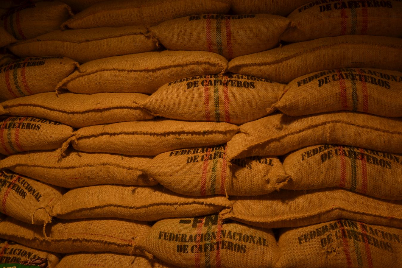 Sacos de cafe de la Federacion Nacional de Cafeteros en una bodega colombiana
