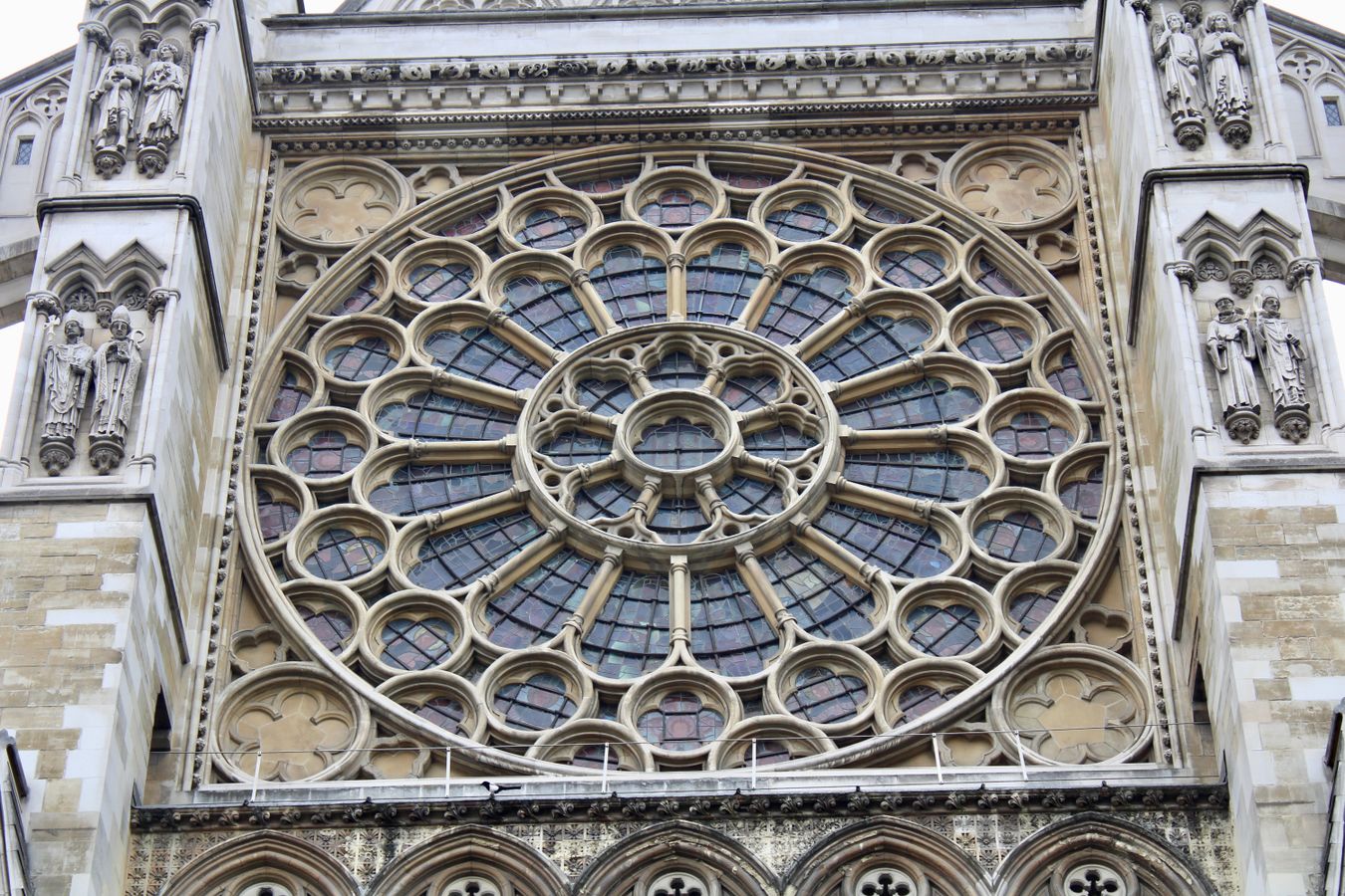 Detalle del roseton y la fachada gotica de la Abadia de Westminster