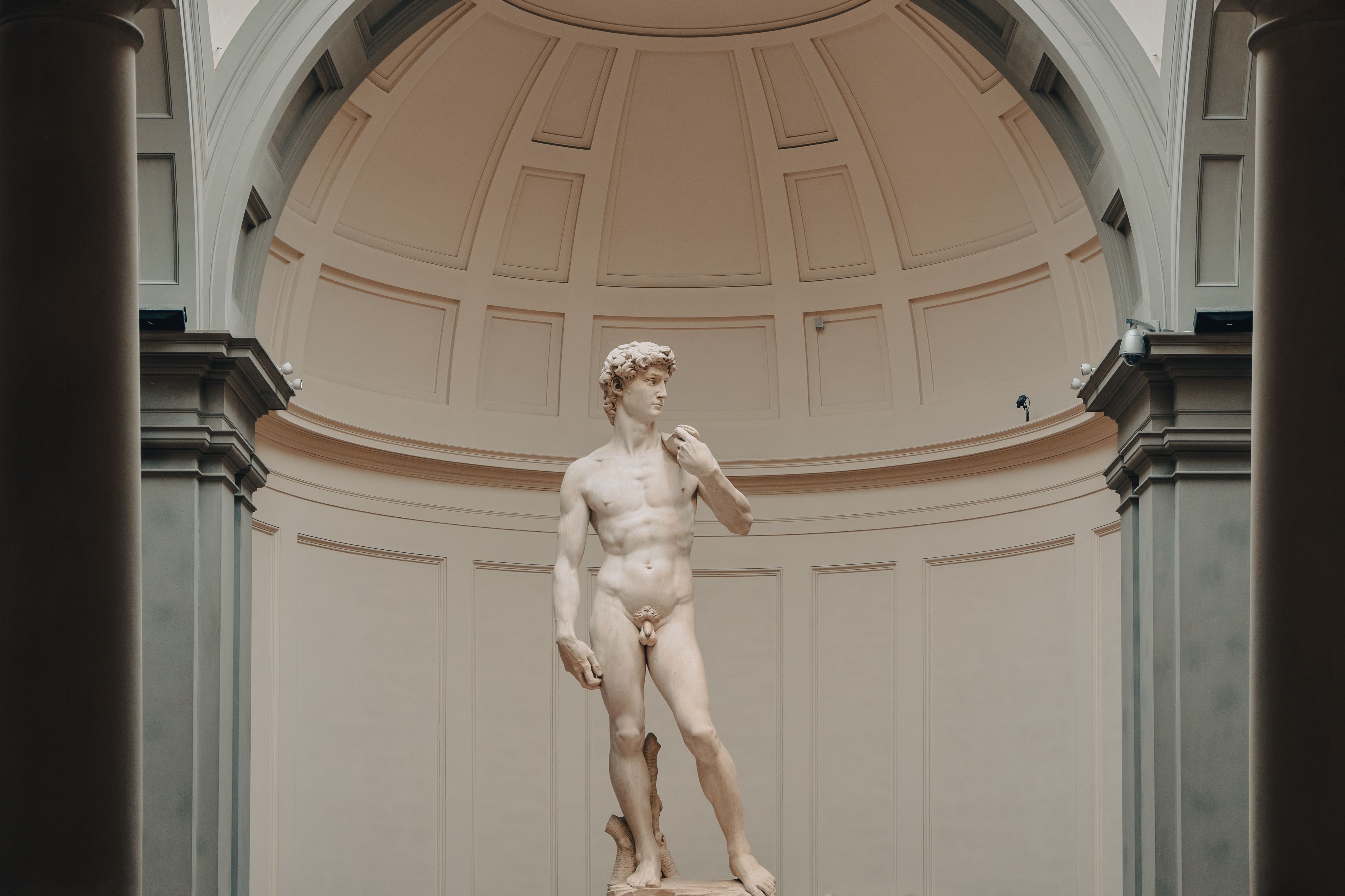 Sala de esculturas en un museo de arte italiano