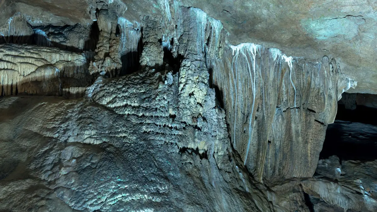 Formaciones de estalactitas en una cueva subterránea
