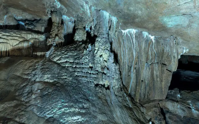 Formaciones de estalactitas en una cueva subterránea