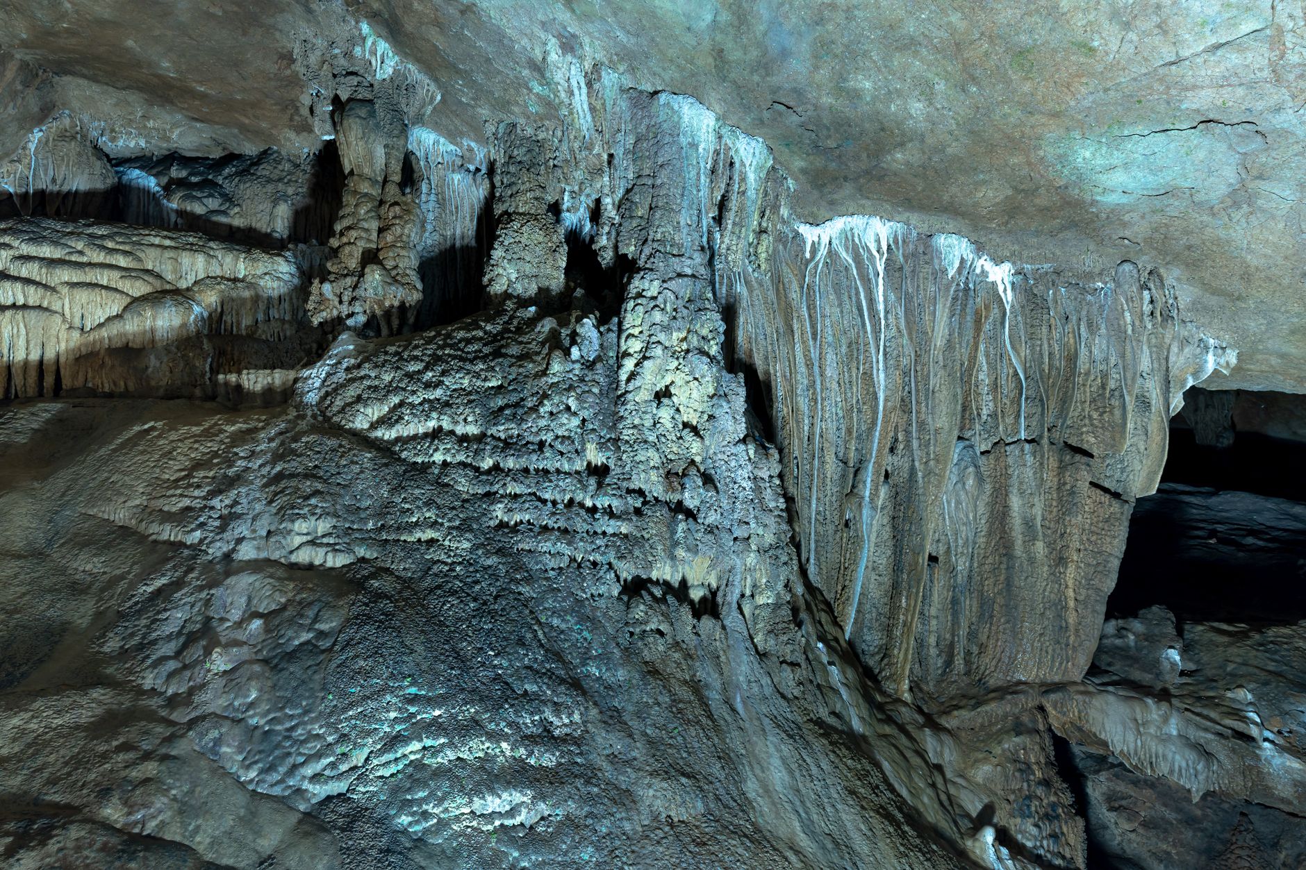Formaciones de estalactitas en una cueva subterránea
