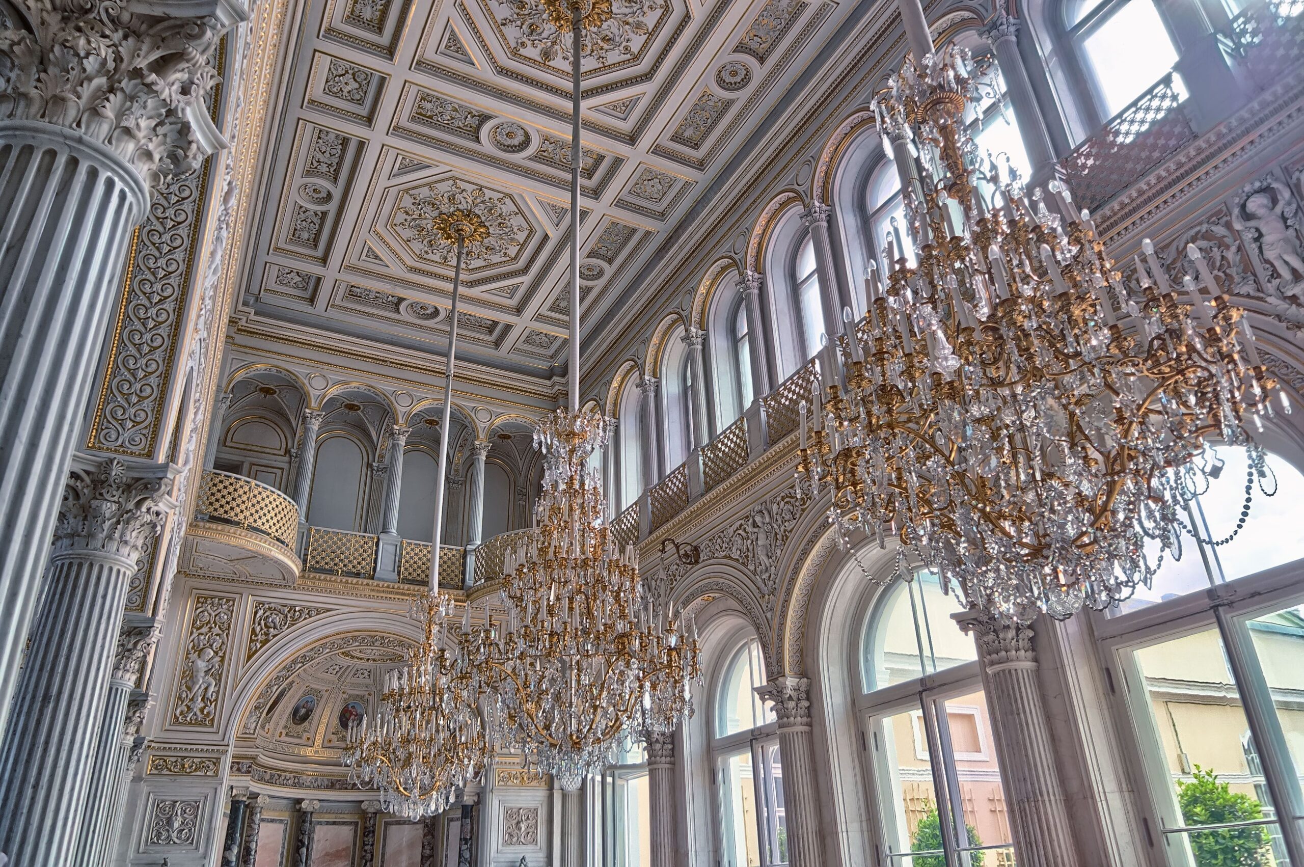 Interior ornamentado de una de las salas del Museo del Hermitage con lámparas de araña