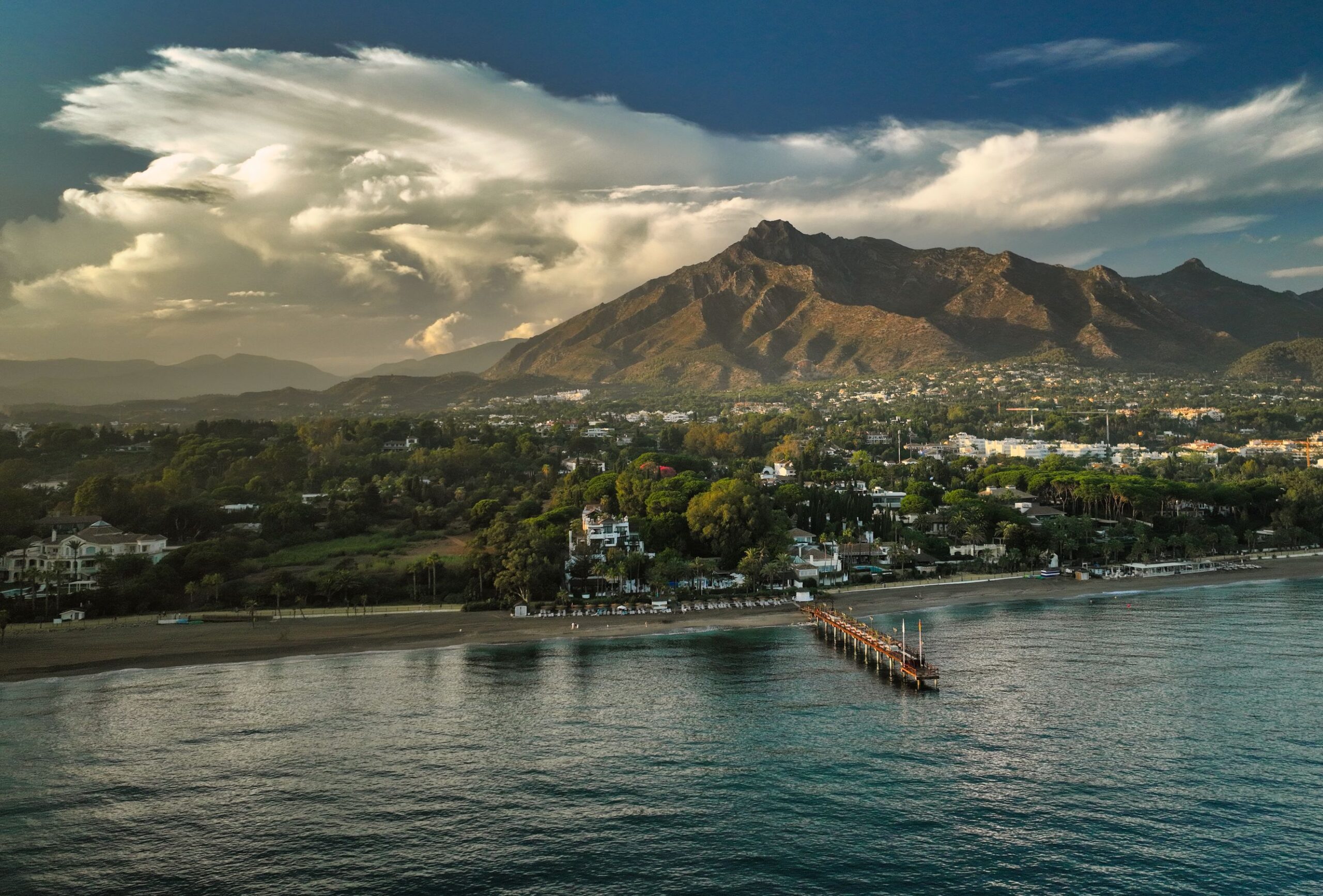 Vista aérea de la costa de Marbella, en la Costa del Sol
