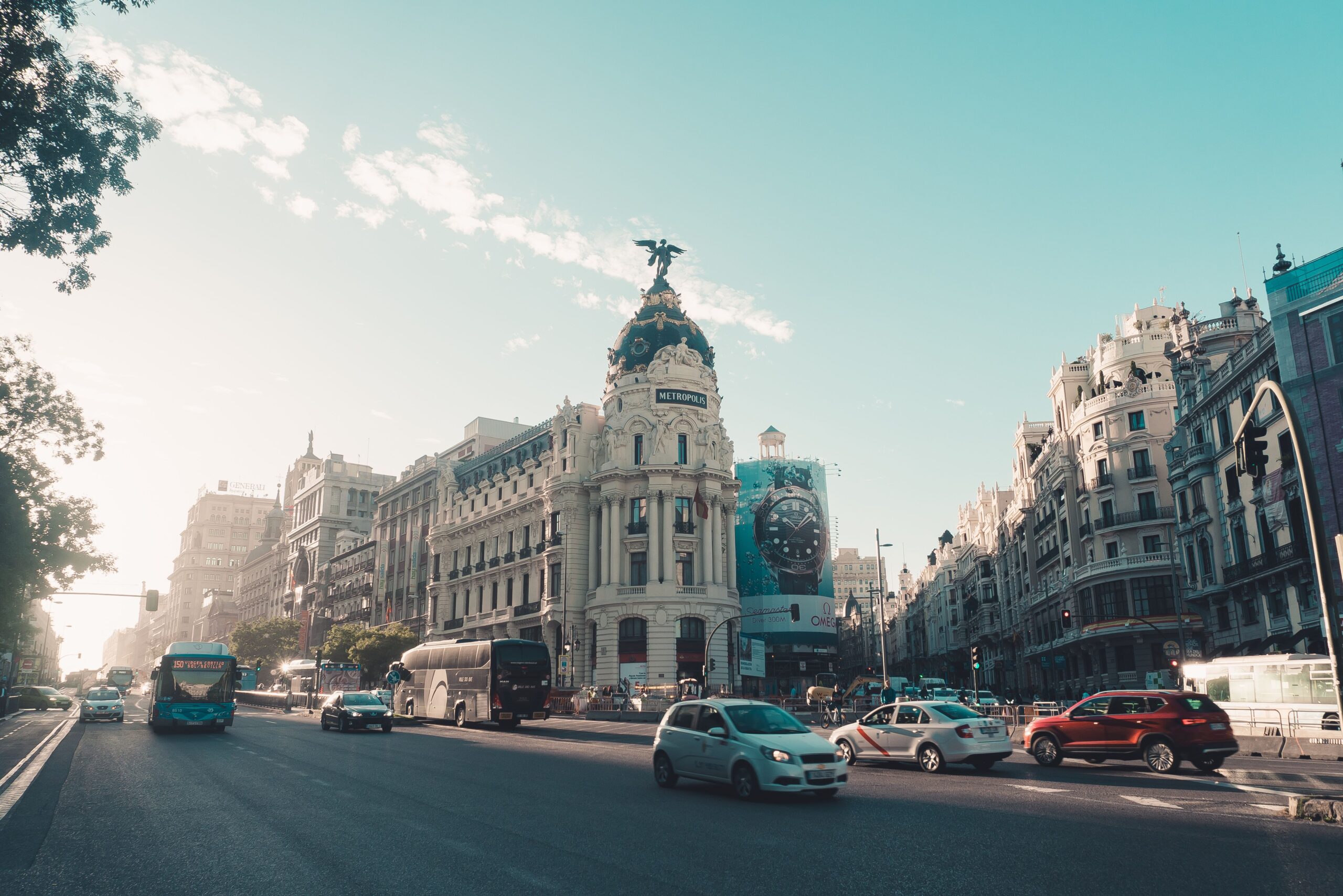 Trafico y arquitectura en la Gran Via de Madrid