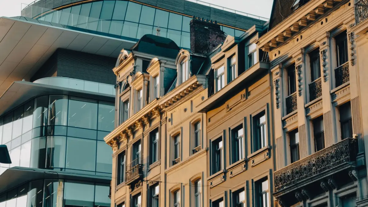 Arquitectura clásica y moderna en el centro de Bruselas