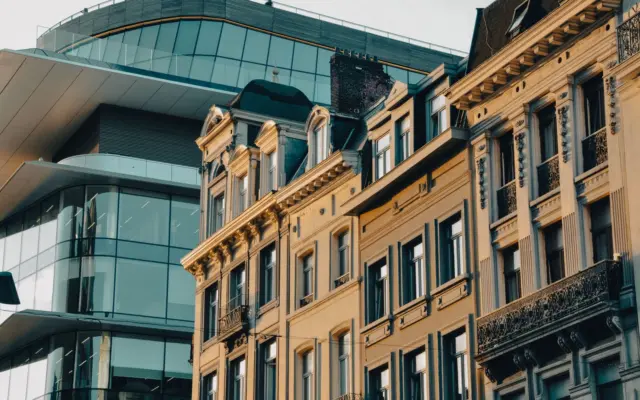 Arquitectura clásica y moderna en el centro de Bruselas