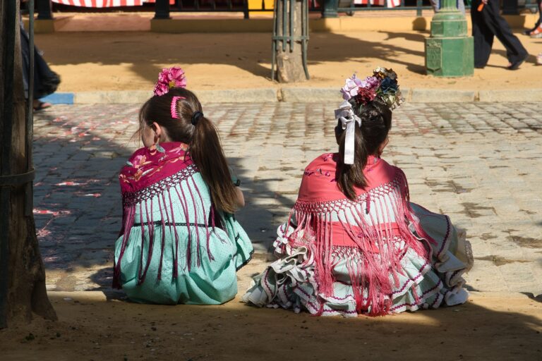Chicas vestidas de flamenca durante la Feria de Abril de Sevilla