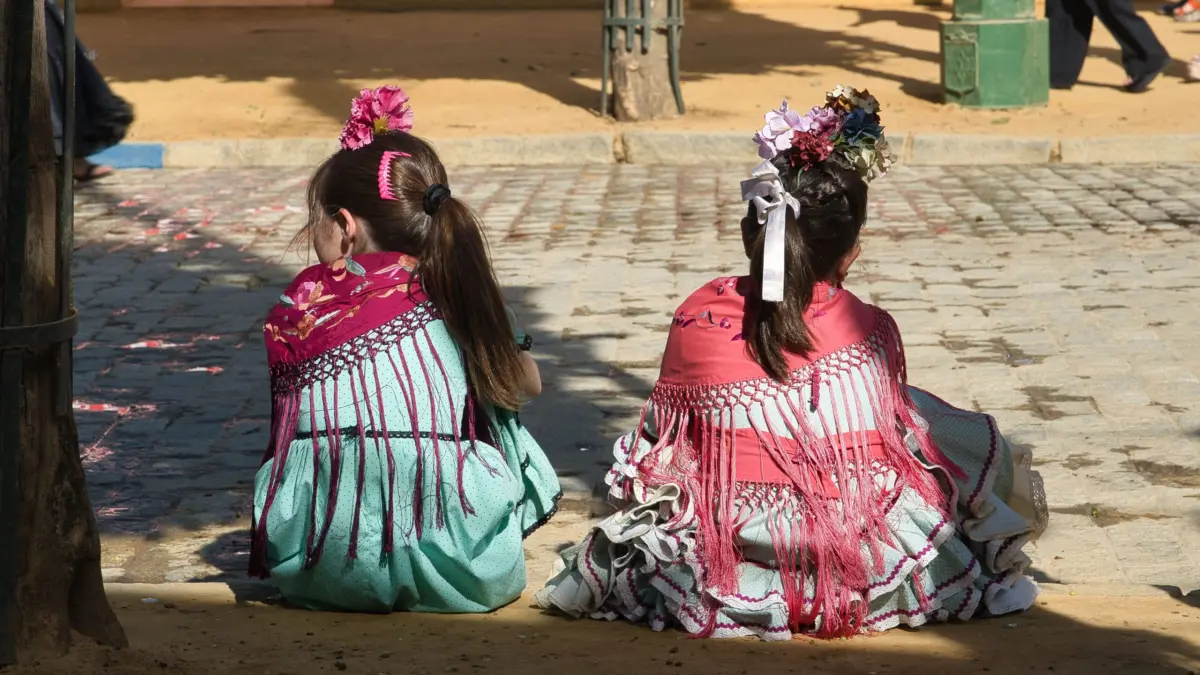 Chicas vestidas de flamenca durante la Feria de Abril de Sevilla
