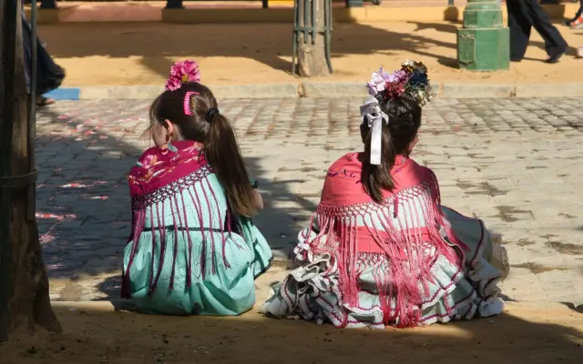 Chicas vestidas de flamenca durante la Feria de Abril de Sevilla