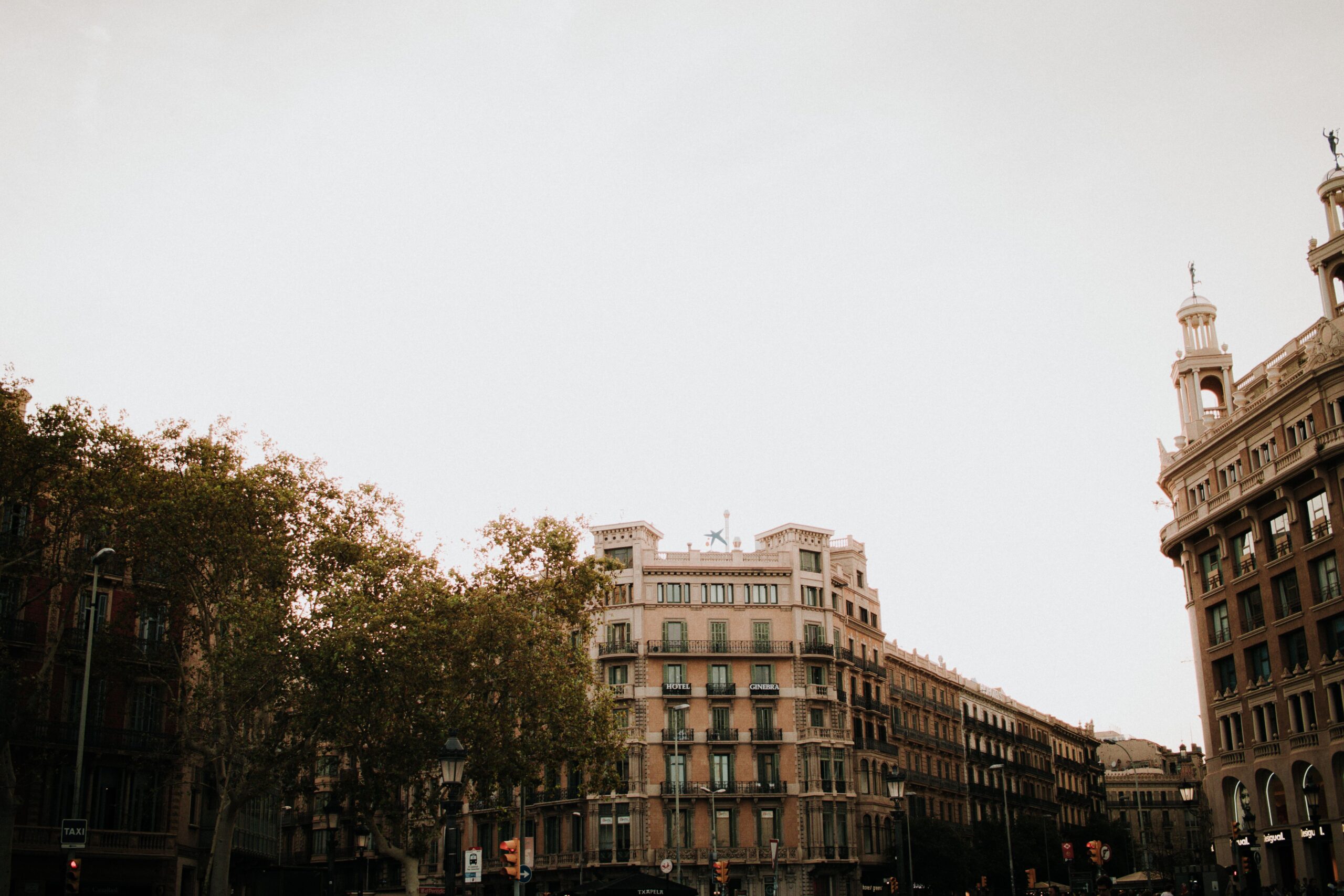 Museo Egipcio de Barcelona: guía para visitar la colección Clos 3 Fachada de arquitectura histórica en una calle de Barcelona