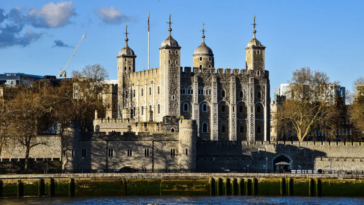 Vista de la Torre de Londres con cielo despejado