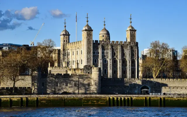 Vista de la Torre de Londres con cielo despejado