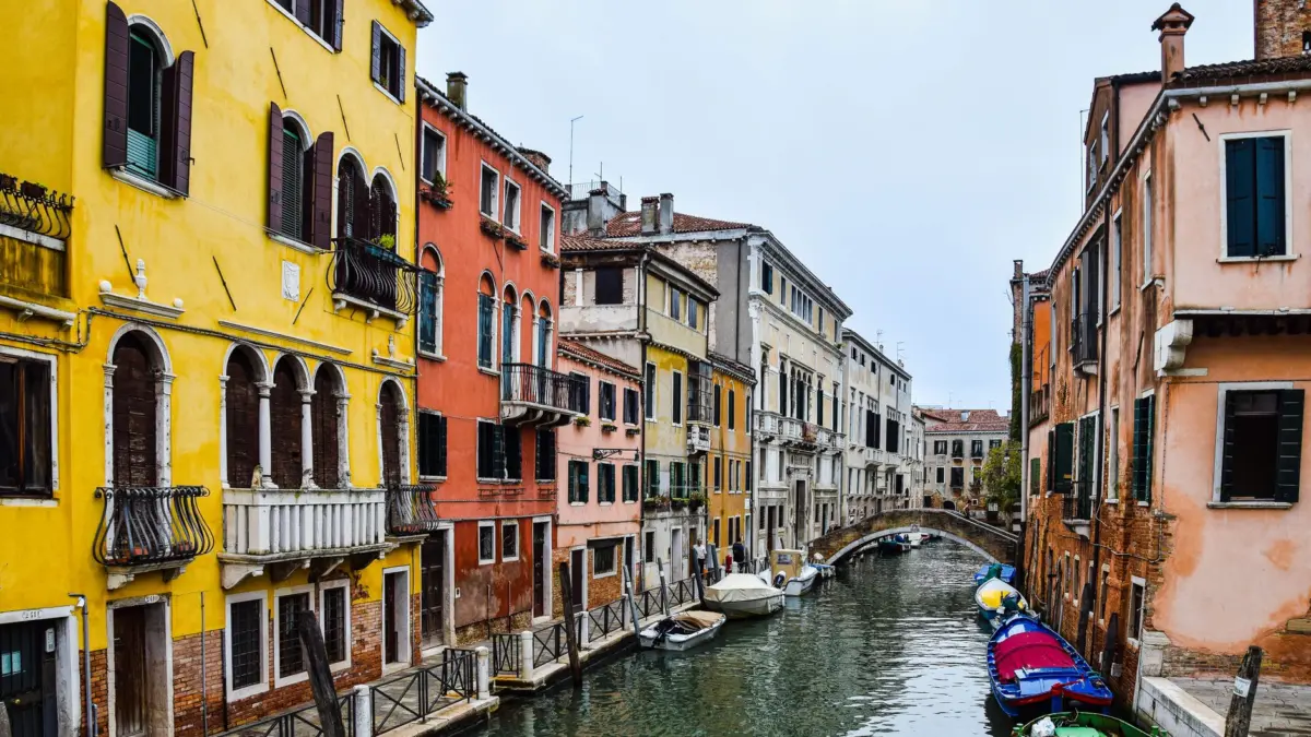 Canal de Venecia con fachadas de colores y góndolas