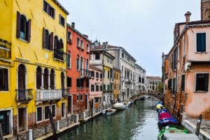 Canal de Venecia con fachadas de colores y góndolas