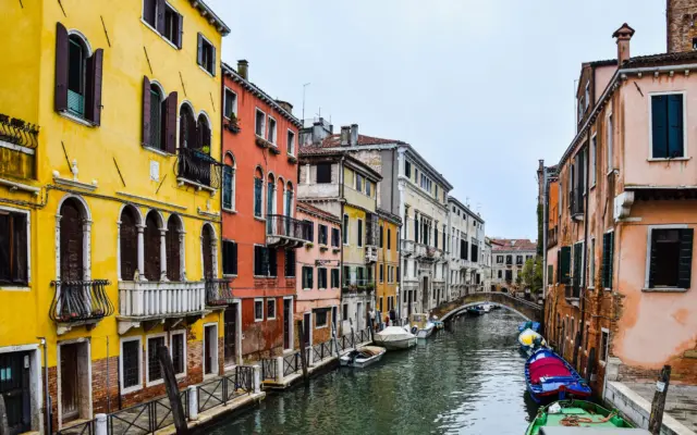 Canal de Venecia con fachadas de colores y góndolas
