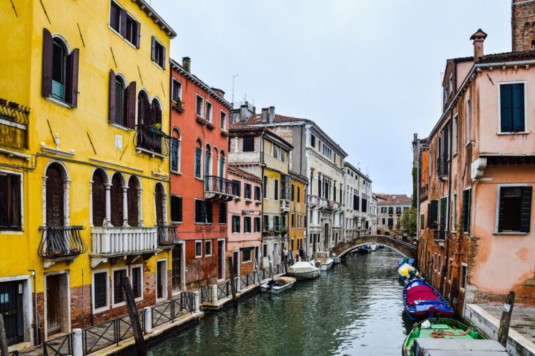 Home Elementor 5 Canal de Venecia con fachadas de colores y góndolas