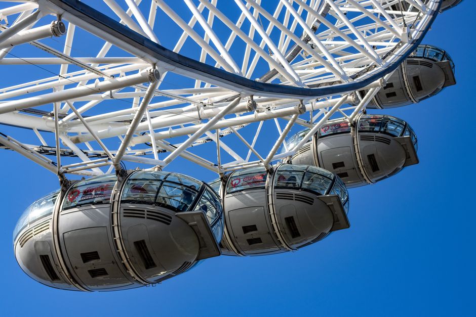 Capsulas de cristal del London Eye vistas de cerca contra un cielo azul