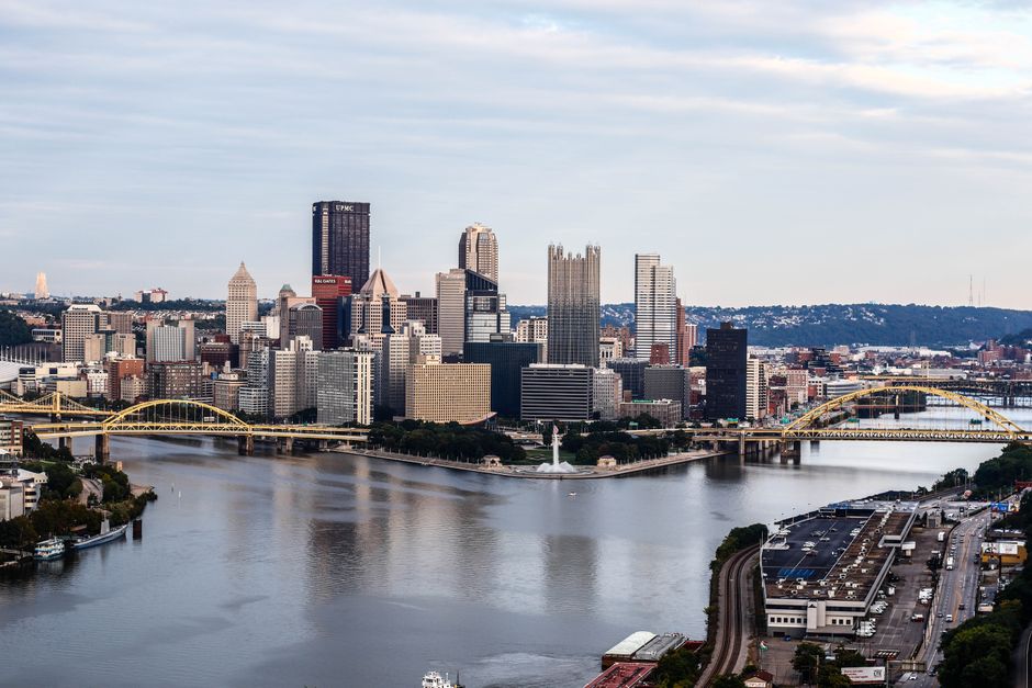 Skyline de Pittsburgh con sus puentes sobre el rio Allegheny