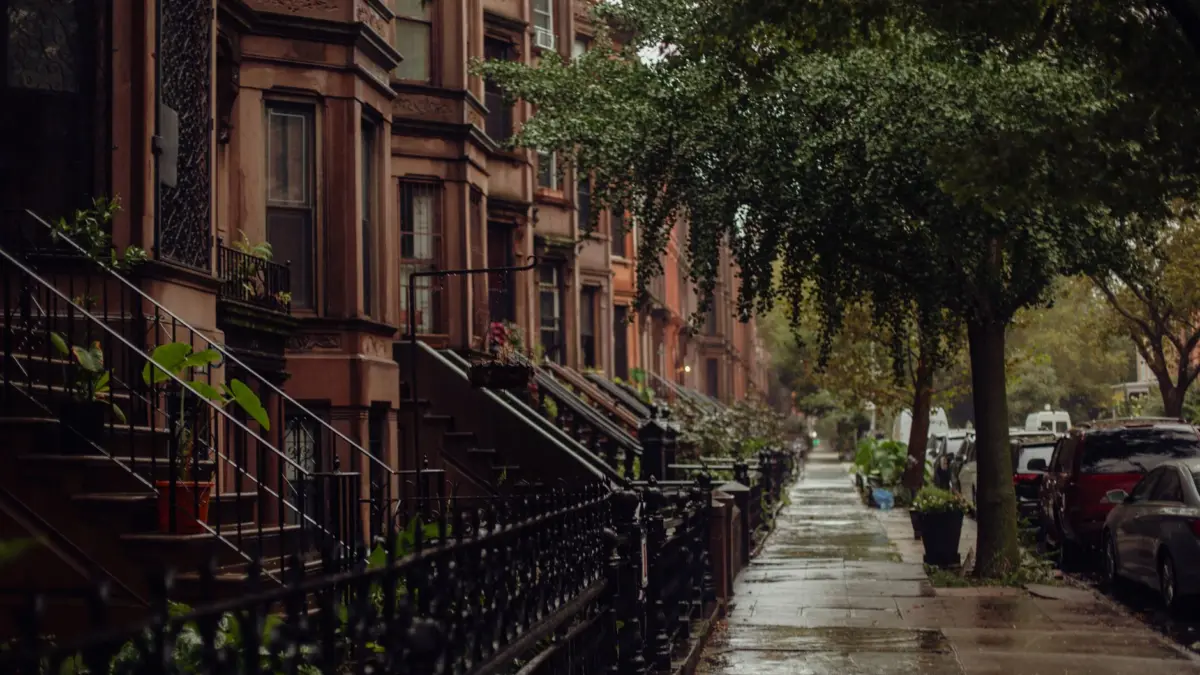 Calle con casas brownstone en el West Village de Nueva York