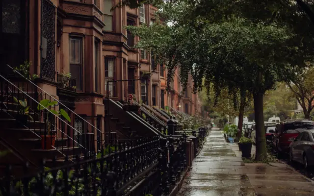 Calle con casas brownstone en el West Village de Nueva York