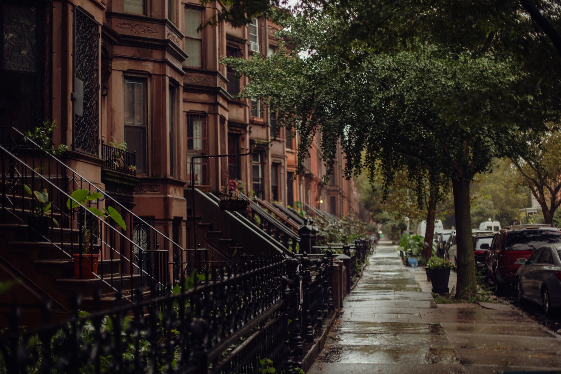 Calle con casas brownstone en el West Village de Nueva York