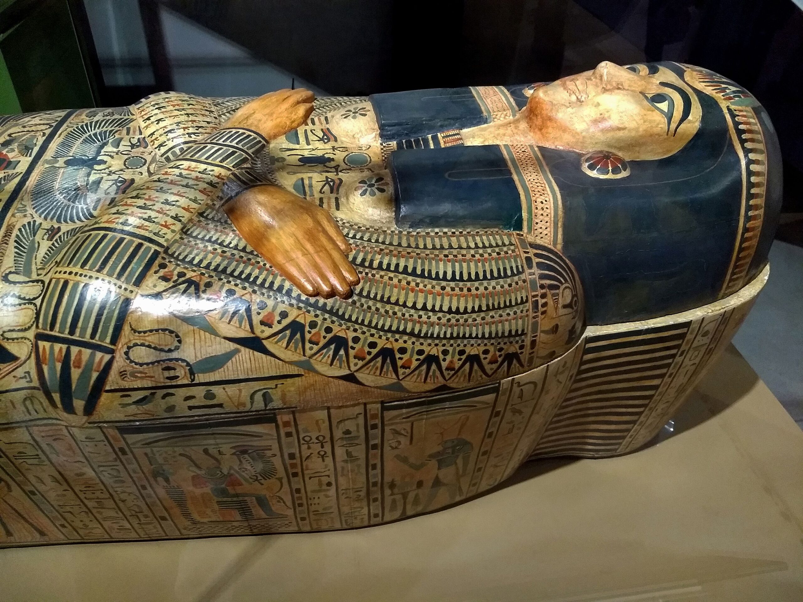 Museo Egipcio de Barcelona: guía para visitar la colección Clos 2 Sarcófago egipcio antiguo con jeroglíficos expuesto en un museo