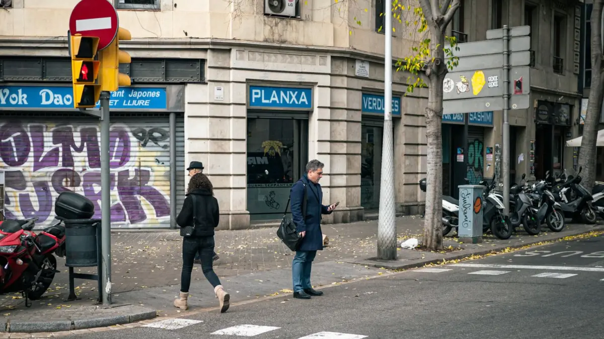 Calles del Eixample de Barcelona con edificios modernistas