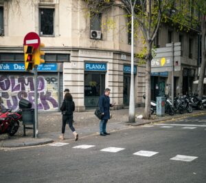 Calles del Eixample de Barcelona con edificios modernistas