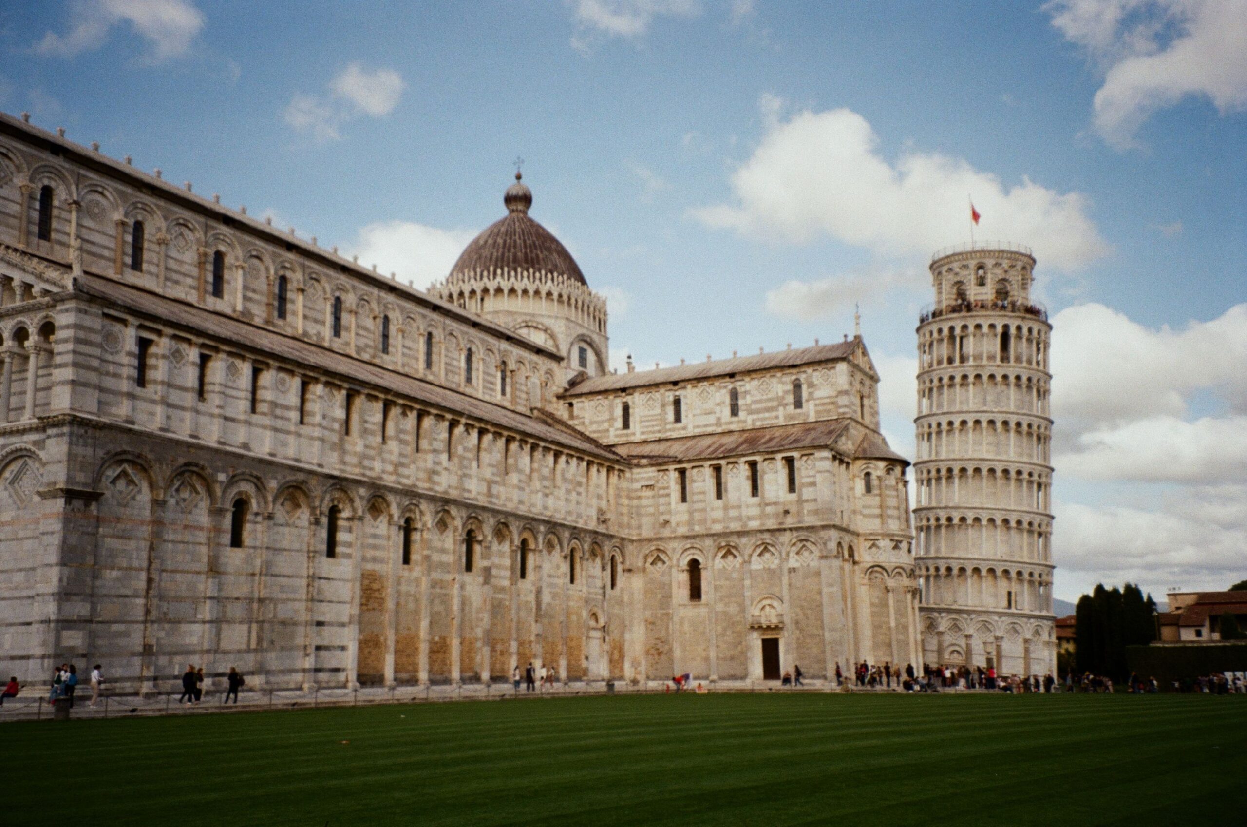 Vista de la Piazza dei Miracoli con la torre y la catedral de Pisa