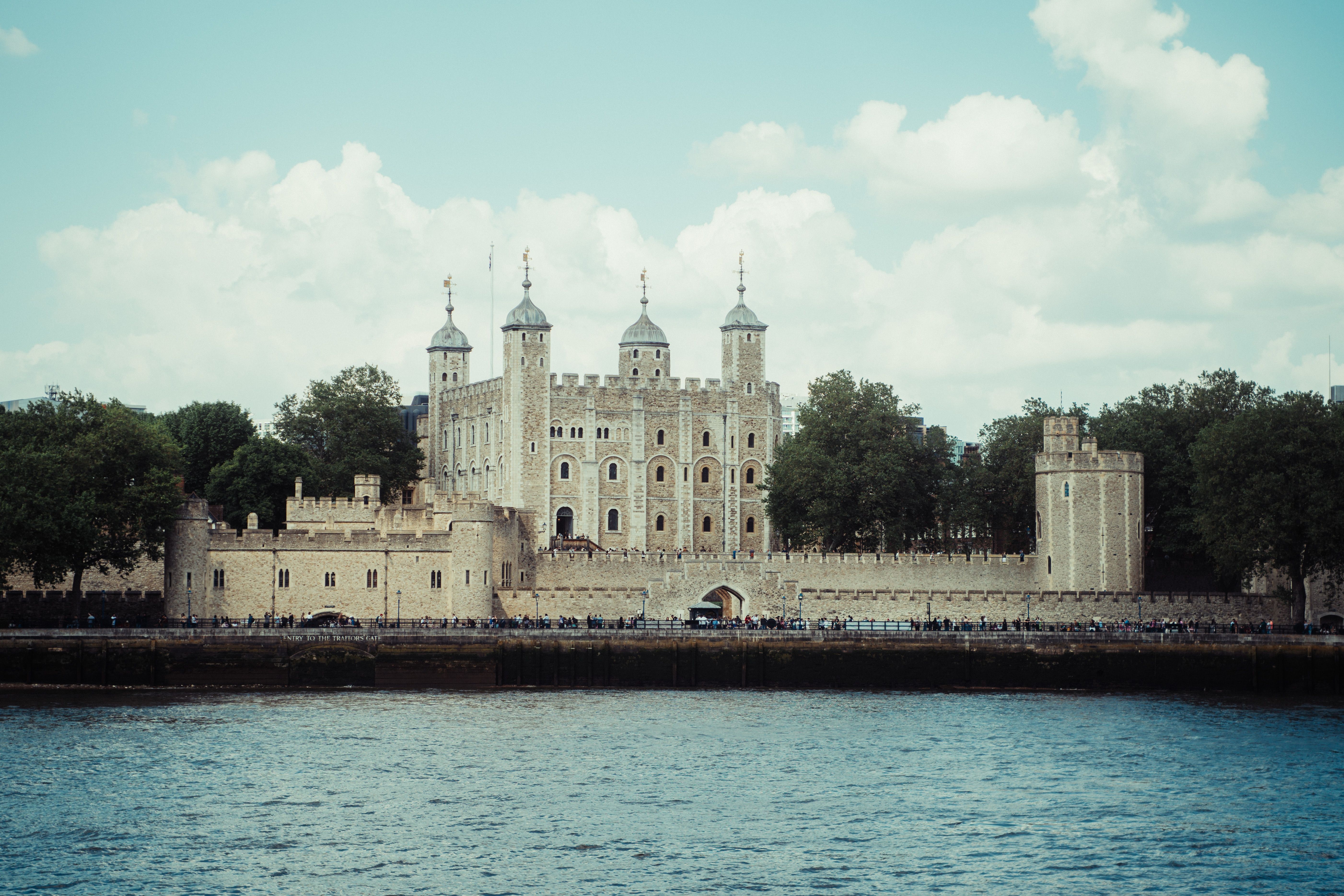 Fortaleza medieval de la Torre de Londres junto al río Támesis