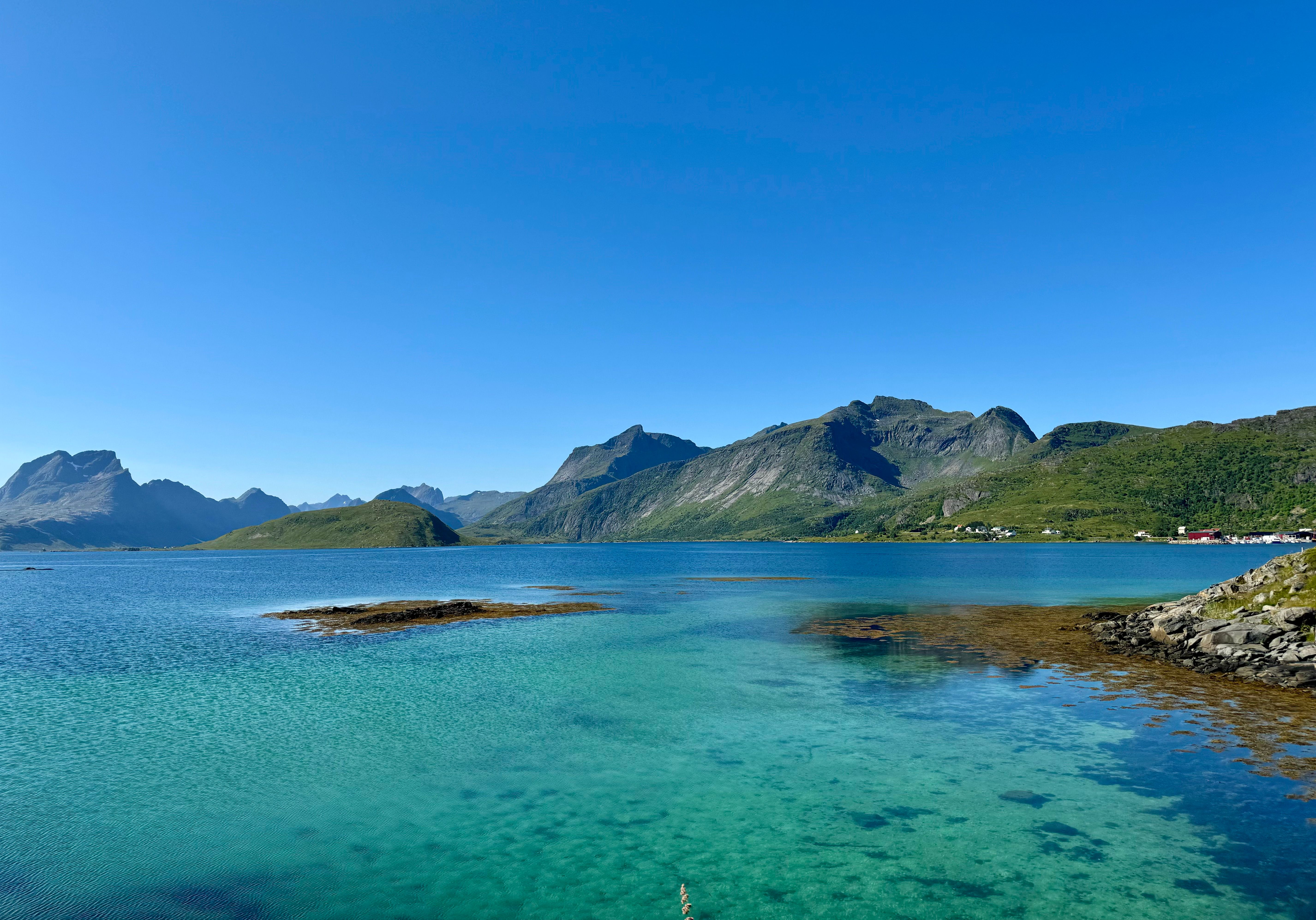 Aguas turquesas y montañas en Nordland, Noruega, cerca de Lofoten