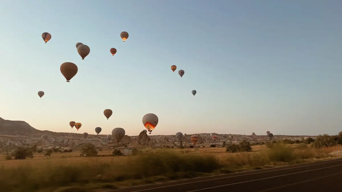 Globos aerostáticos volando sobre el paisaje de Capadocia al amanecer