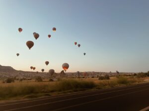 Globos aerostáticos volando sobre el paisaje de Capadocia al amanecer
