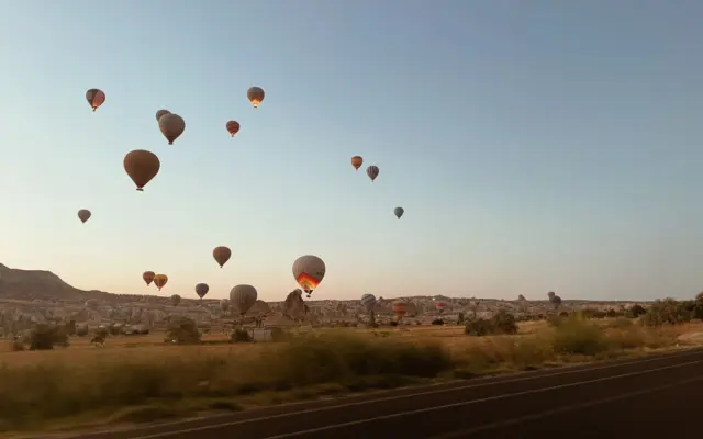 Globos aerostáticos volando sobre el paisaje de Capadocia al amanecer