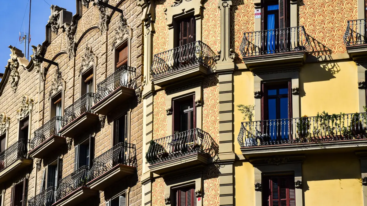 Arquitectura tradicional española de fachadas y balcones ornamentados