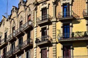 Arquitectura tradicional española de fachadas y balcones ornamentados