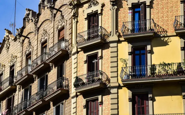 Arquitectura tradicional española de fachadas y balcones ornamentados
