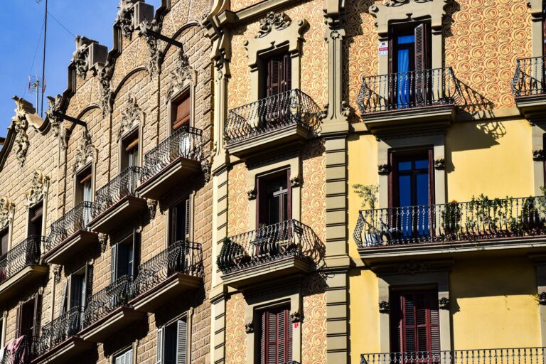 Home Elementor 7 Arquitectura tradicional española de fachadas y balcones ornamentados
