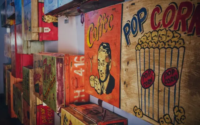 Cajas de colores con estetica de arte pop, la corriente que Warhol popularizo