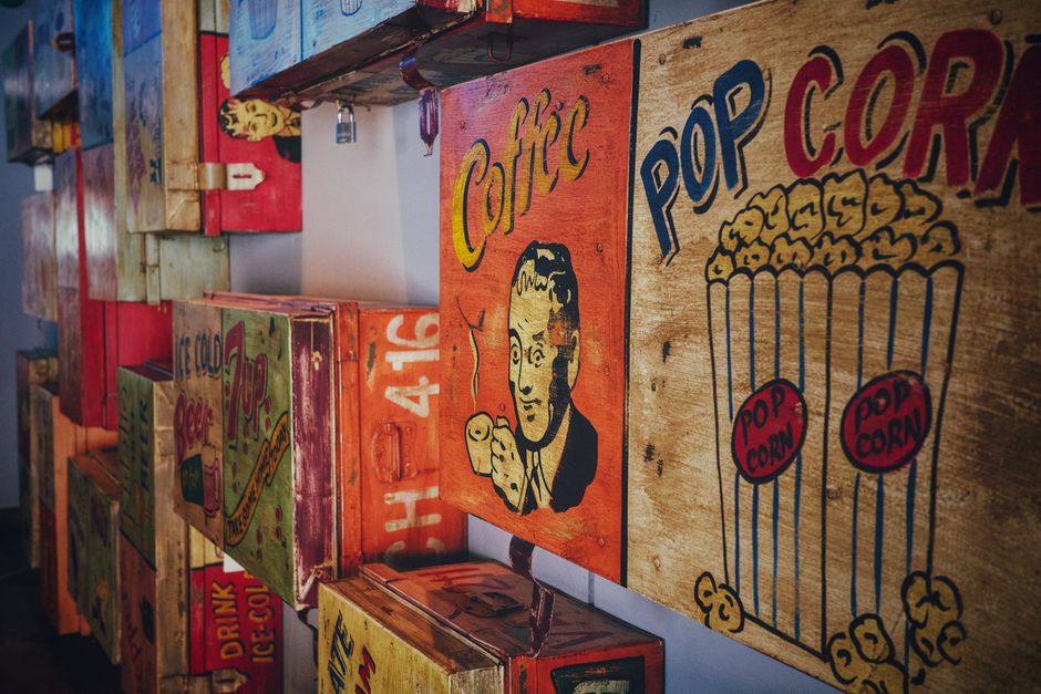 Cajas de colores con estetica de arte pop, la corriente que Warhol popularizo