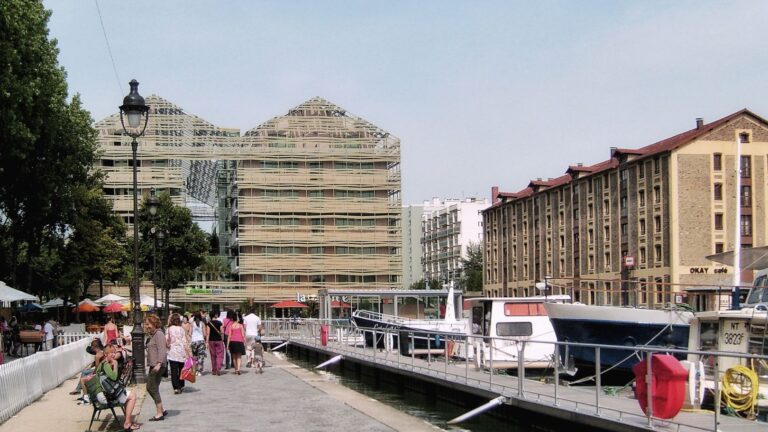 Home Elementor 5 Canal y arquitectura moderna junto a un parque urbano en París