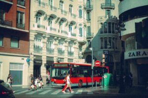 Autobus urbano de la EMT circulando por una calle de Madrid