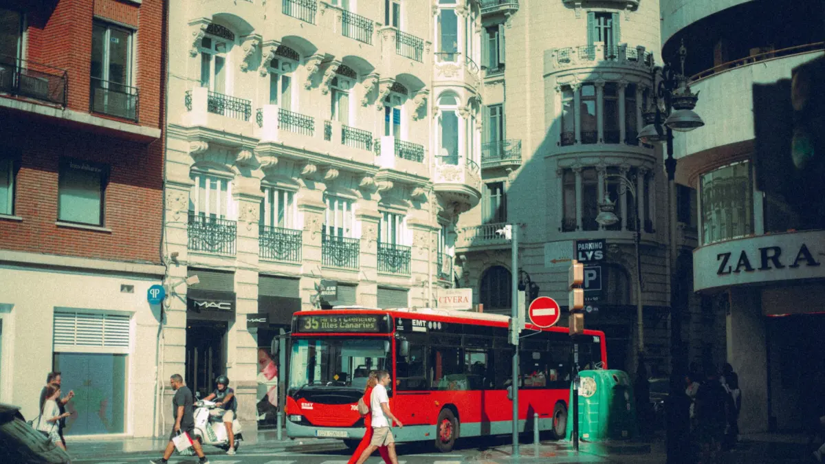 Autobus urbano de la EMT circulando por una calle de Madrid