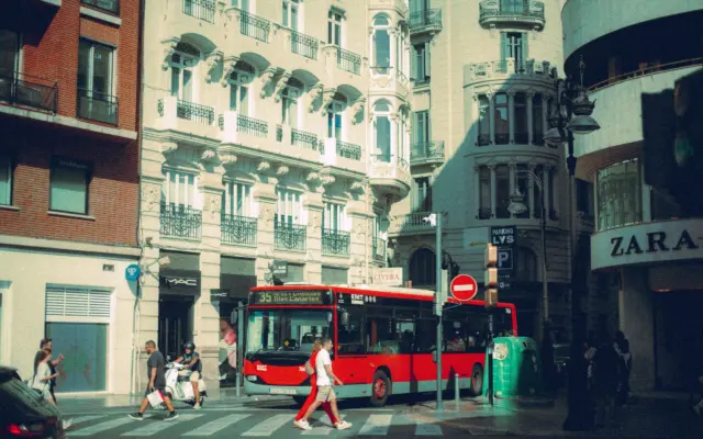 Autobus urbano de la EMT circulando por una calle de Madrid