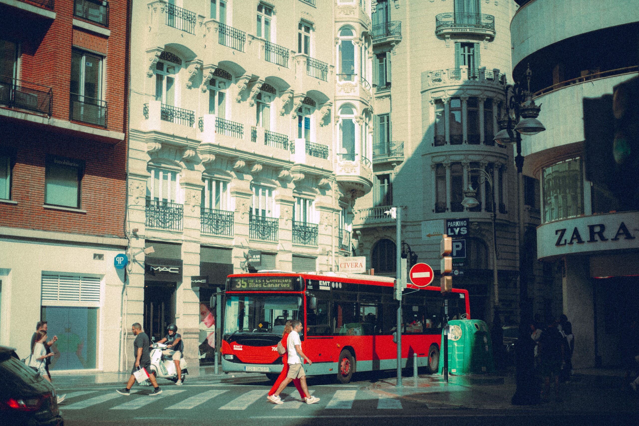 Autobus urbano de la EMT circulando por una calle de Madrid